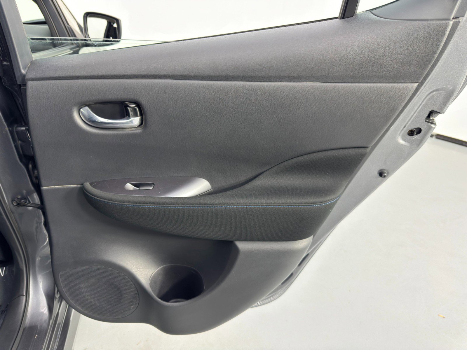 Used 2025 Nissan Leaf S image 37