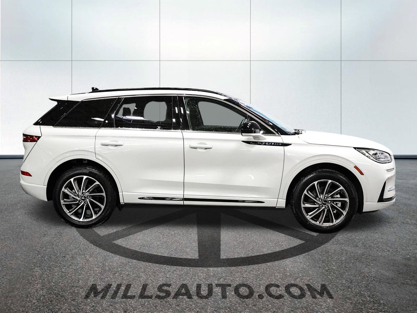 Used 2025 Lincoln Corsair Grand Touring image 9