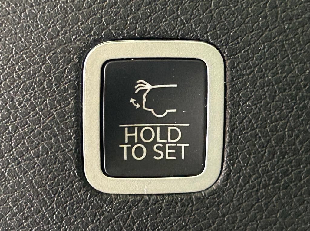 Used 2022 Jeep Wagoneer Series III w/ Rear Seat Video Group 1 AWD/4WD image 17
