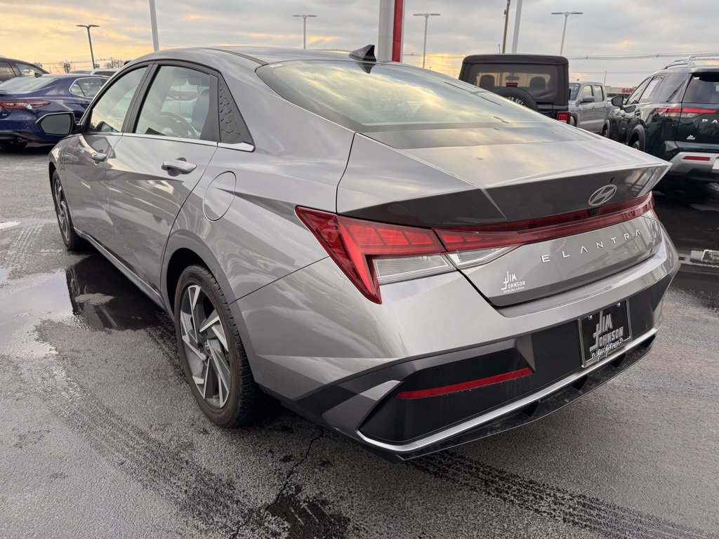 Used 2024 Hyundai Elantra SEL w/ Convenience Package image 3