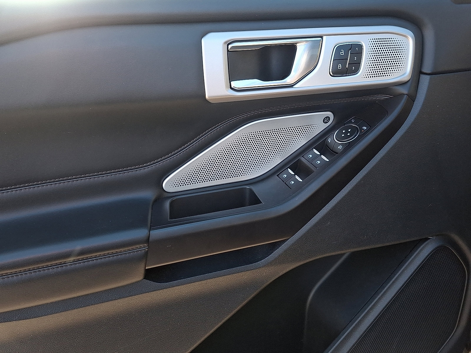 Used 2020 Ford Explorer Platinum w/ Premium Technology Package image 12