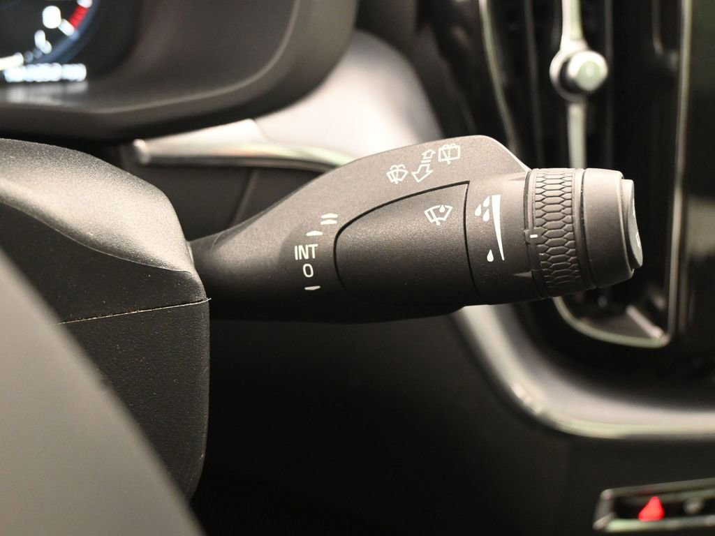 Used 2020 Volvo XC60 T6 Momentum image 11