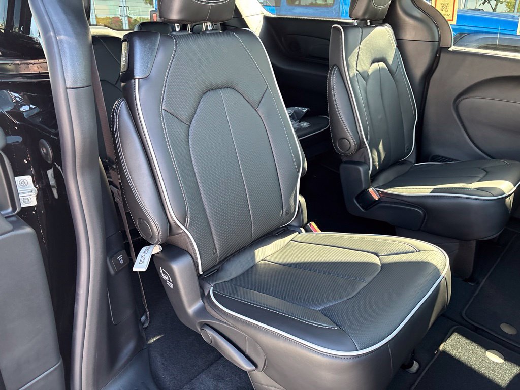 New 2027 Chrysler Pacifica Limited w/ Family Tech Group FWD image 22