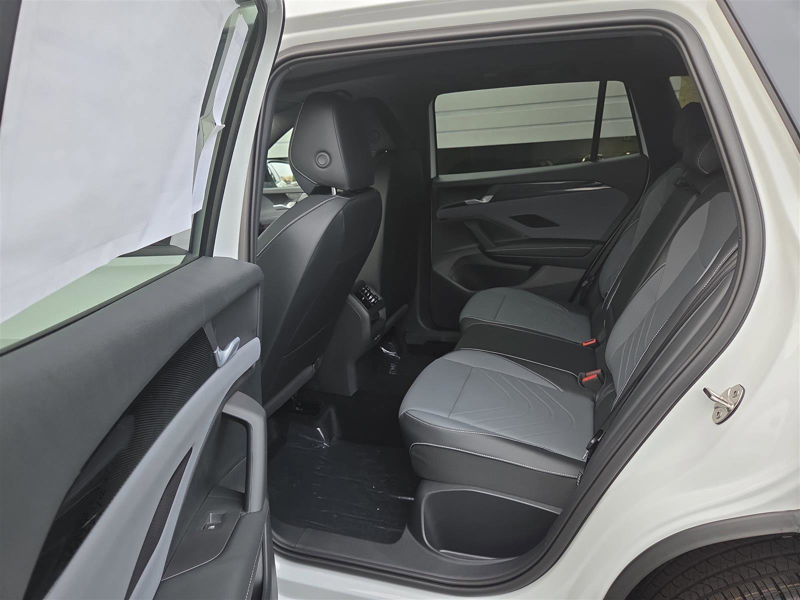 New 2025 Volkswagen Tiguan SE R-Line image 28