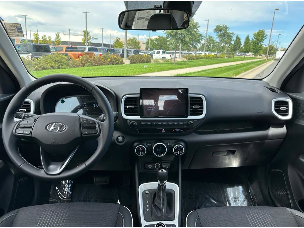 Used 2024 Hyundai Venue Limited image 11