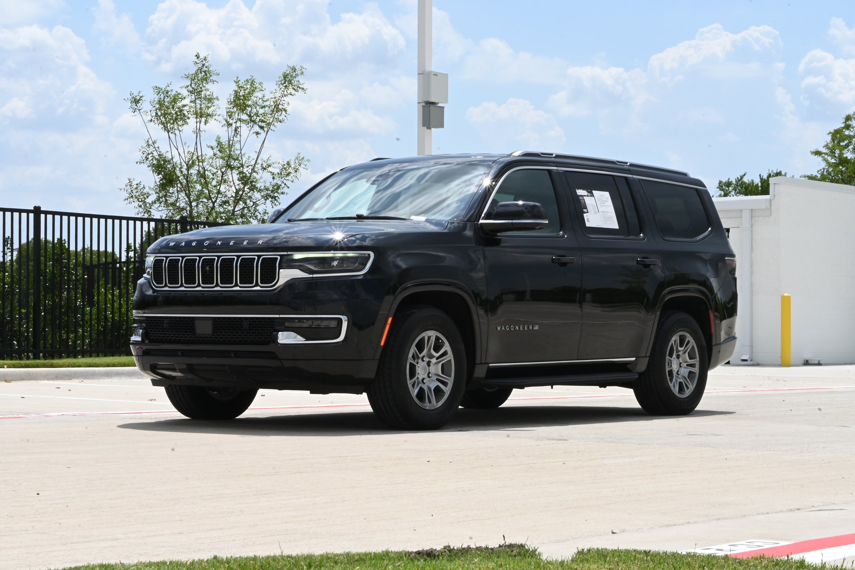 Used 2023 Jeep Wagoneer 4WD w/ Convenience Group I image 5