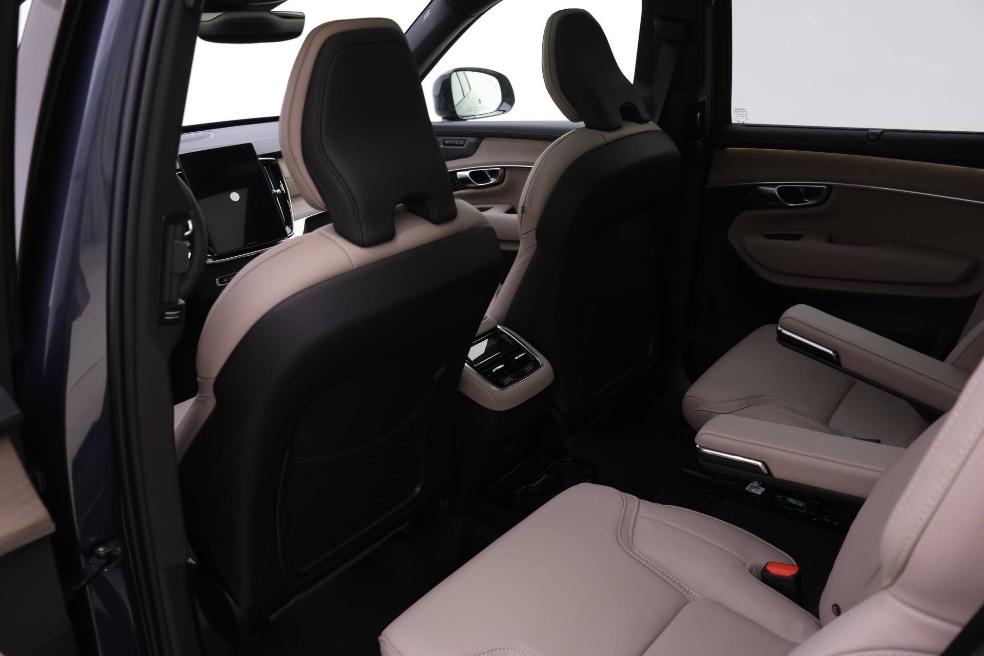 New 2026 Volvo XC90 B6 Ultra w/ Protection Package image 12