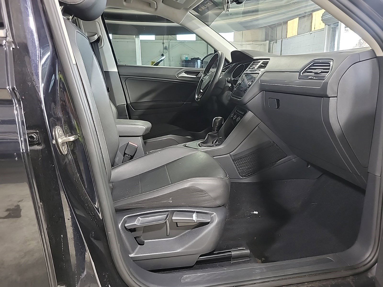 Used 2020 Volkswagen Tiguan SE FWD image 11
