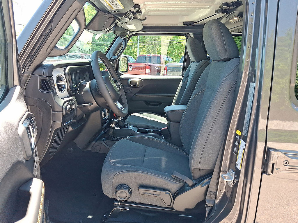 Used 2025 Jeep Wrangler Unlimited Sahara w/ Safety Group AWD/4WD image 11