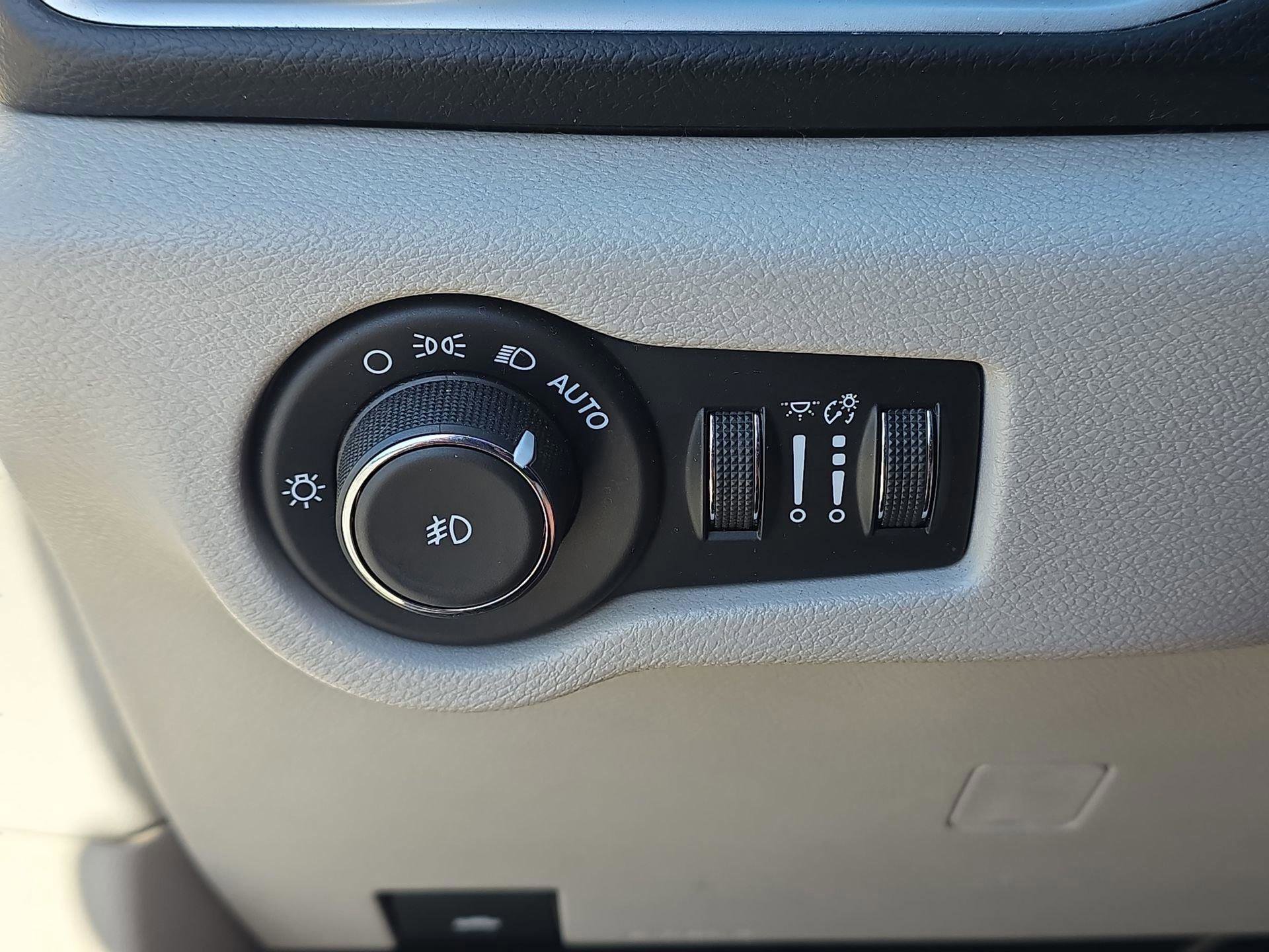 Used 2017 Chrysler Pacifica Touring-L image 33