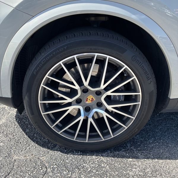 Used 2022 Porsche Cayenne Platinum Edition image 7