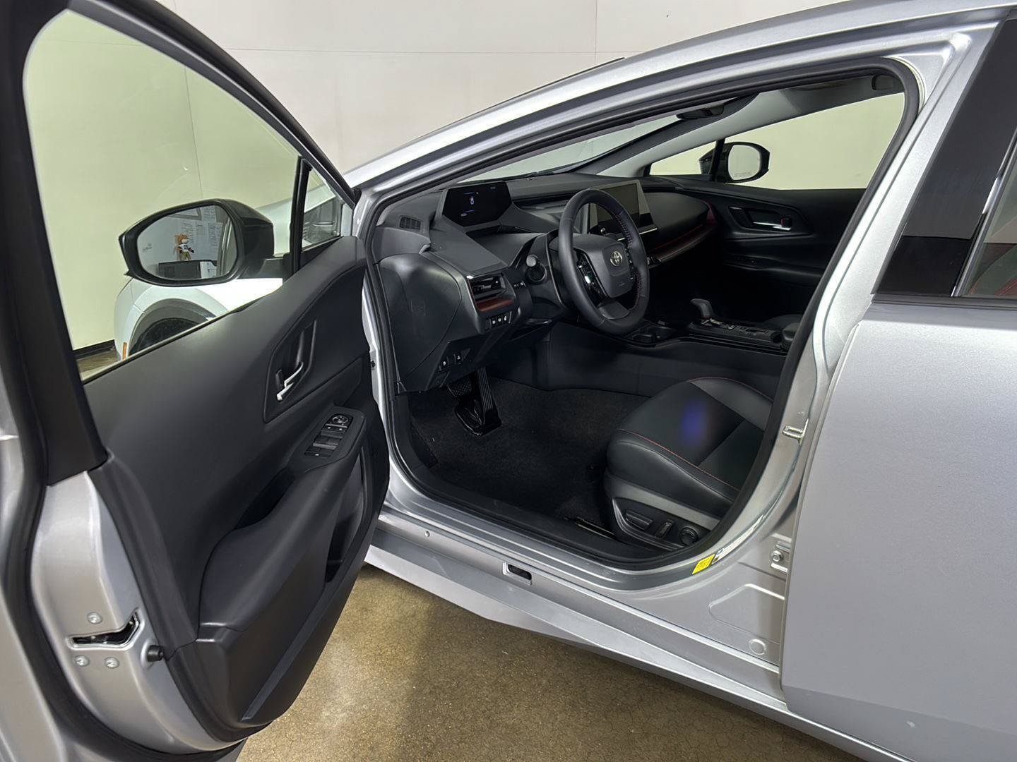 Used 2025 Toyota Prius Plug-In Hybrid FWD image 2