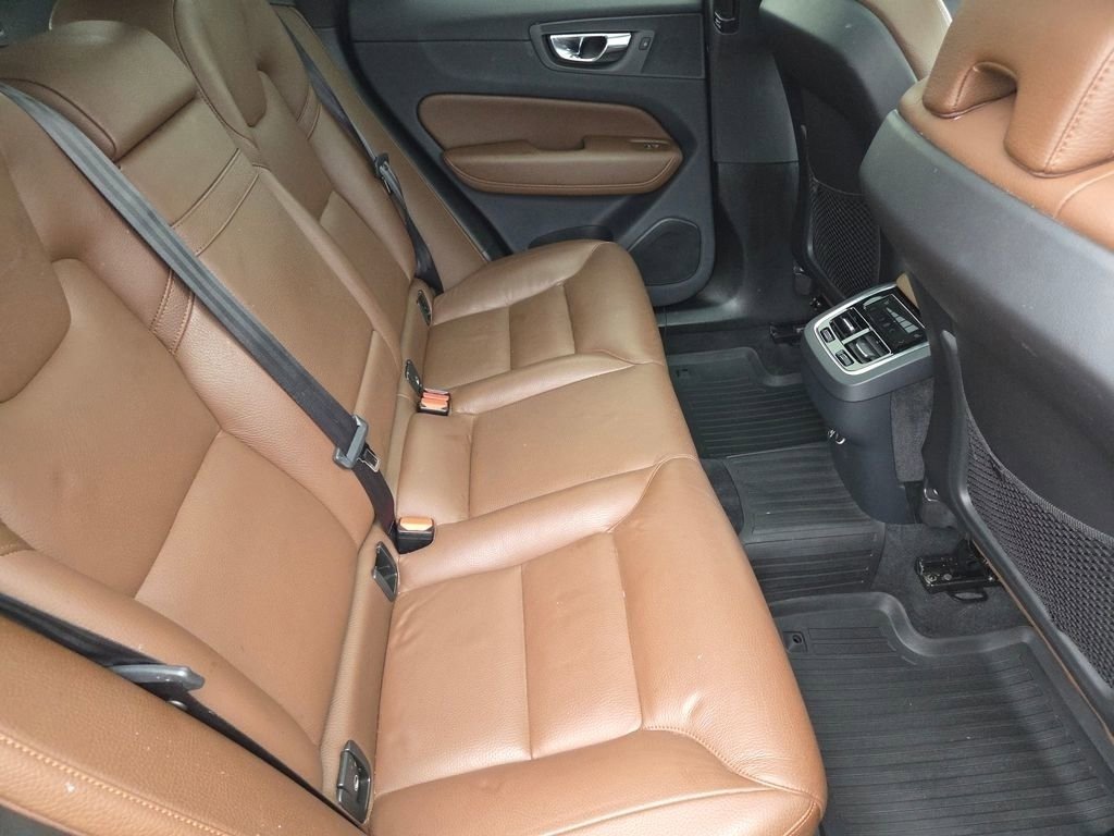 Used 2019 Volvo XC60 T5 Inscription w/ Protection Package Premier image 6