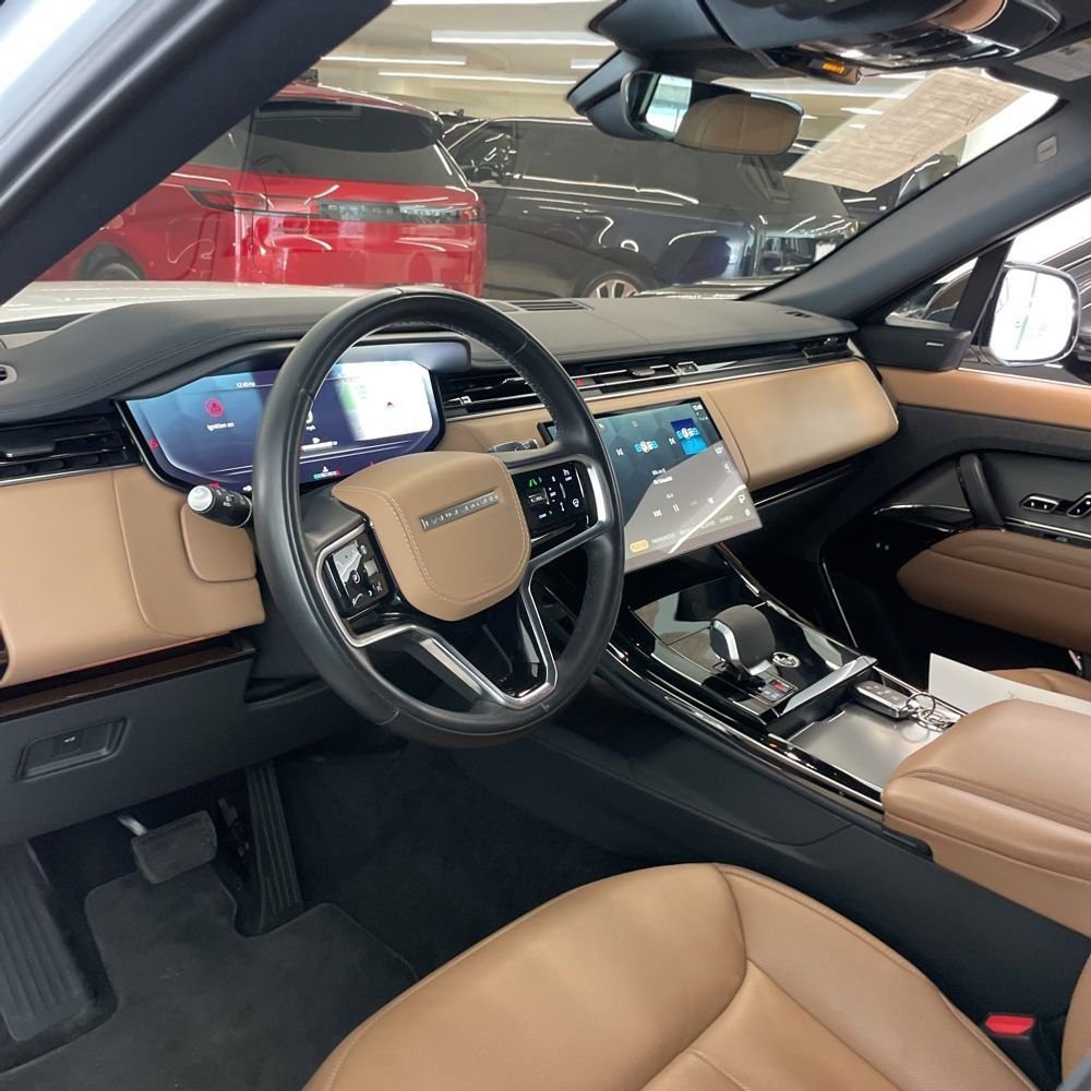 Used 2024 Land Rover Range Rover Sport SE image 3