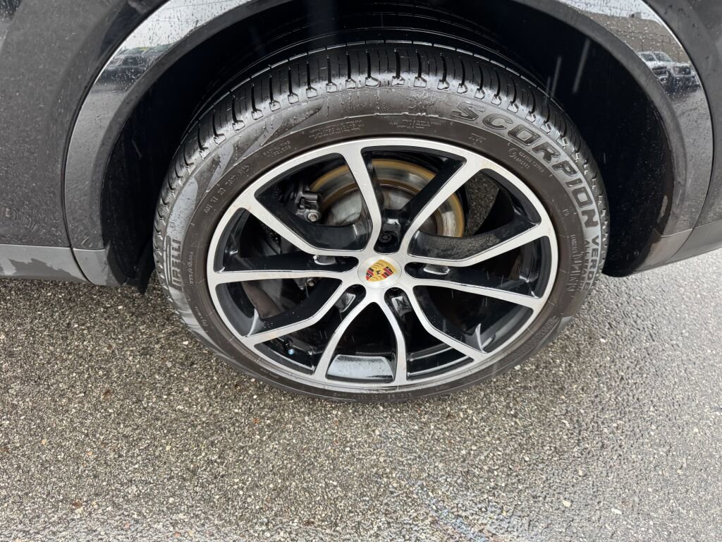 Used 2023 Porsche Cayenne Platinum Edition image 25