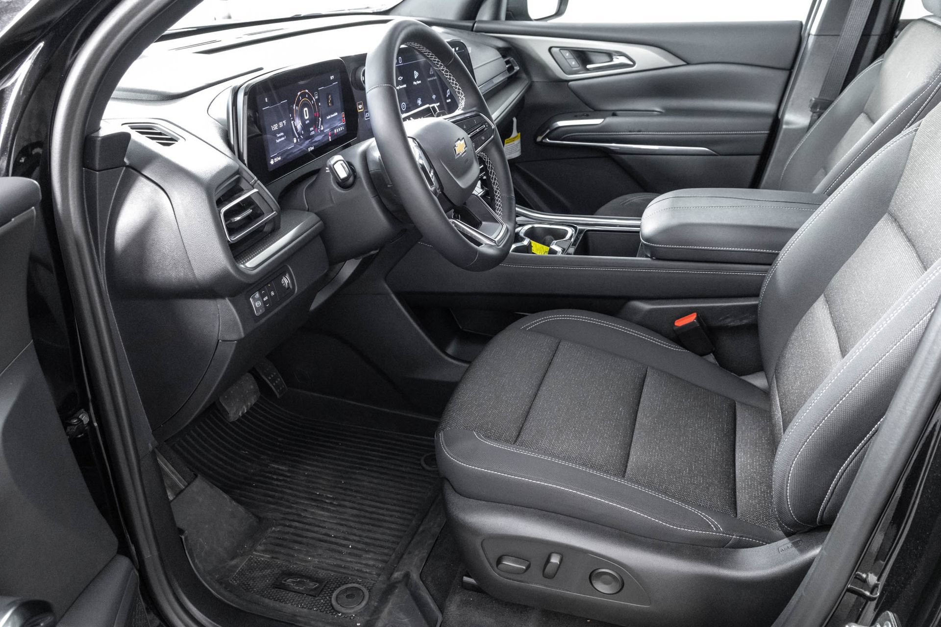 Used 2026 Chevrolet Traverse LT FWD image 6