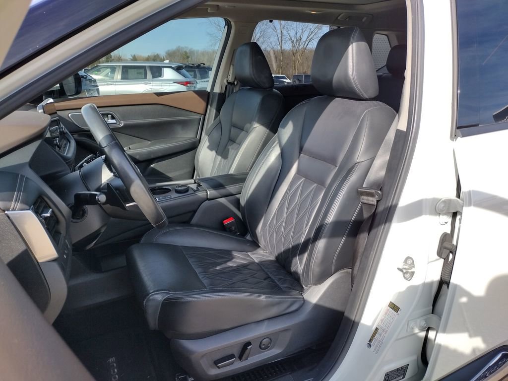 Used 2023 Nissan Rogue Platinum w/ Platinum Premium Package image 2