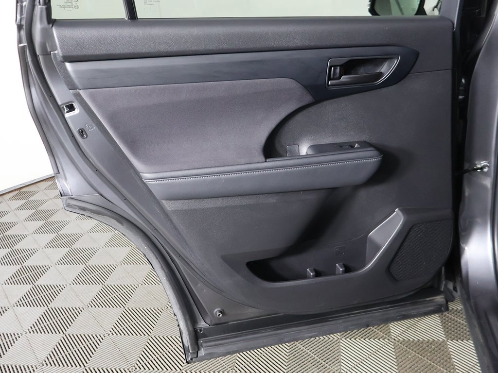 Used 2022 Toyota Highlander LE image 24