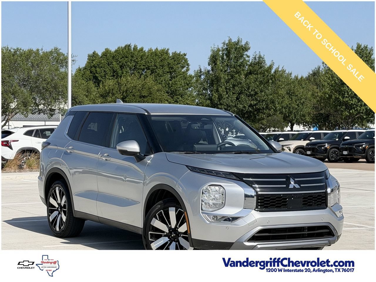 Used 2025 Mitsubishi Outlander SE FWD image 2