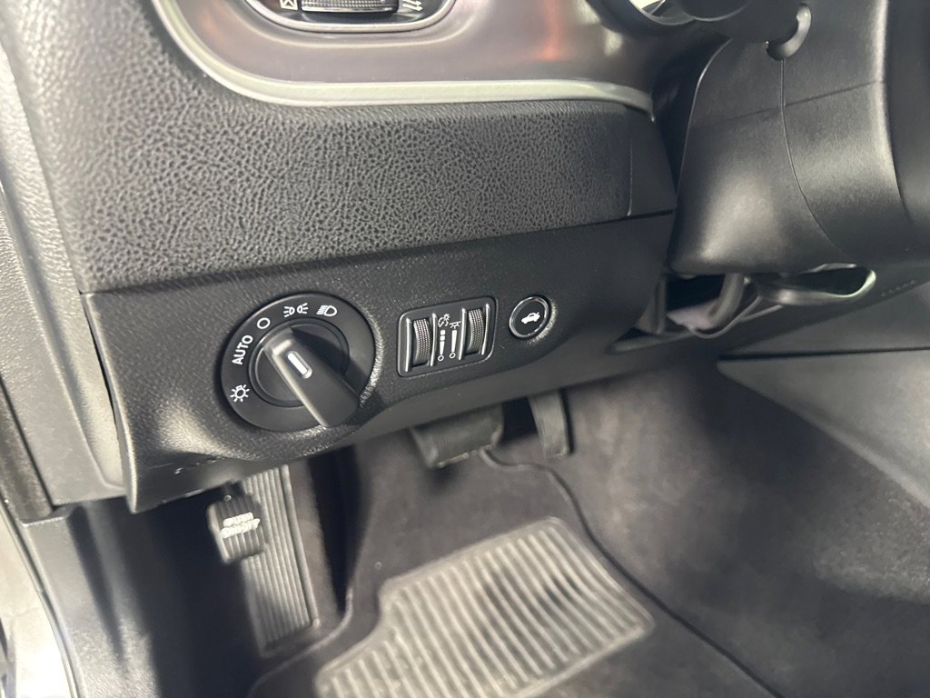 Used 2019 Dodge Charger SXT image 15