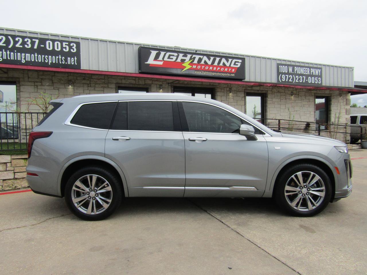 Used 2025 Cadillac XT6 Premium Luxury FWD image 5