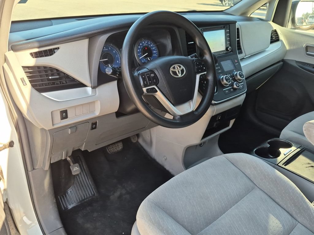Used 2018 Toyota Sienna LE w/ Carpet Mat Package FWD image 35