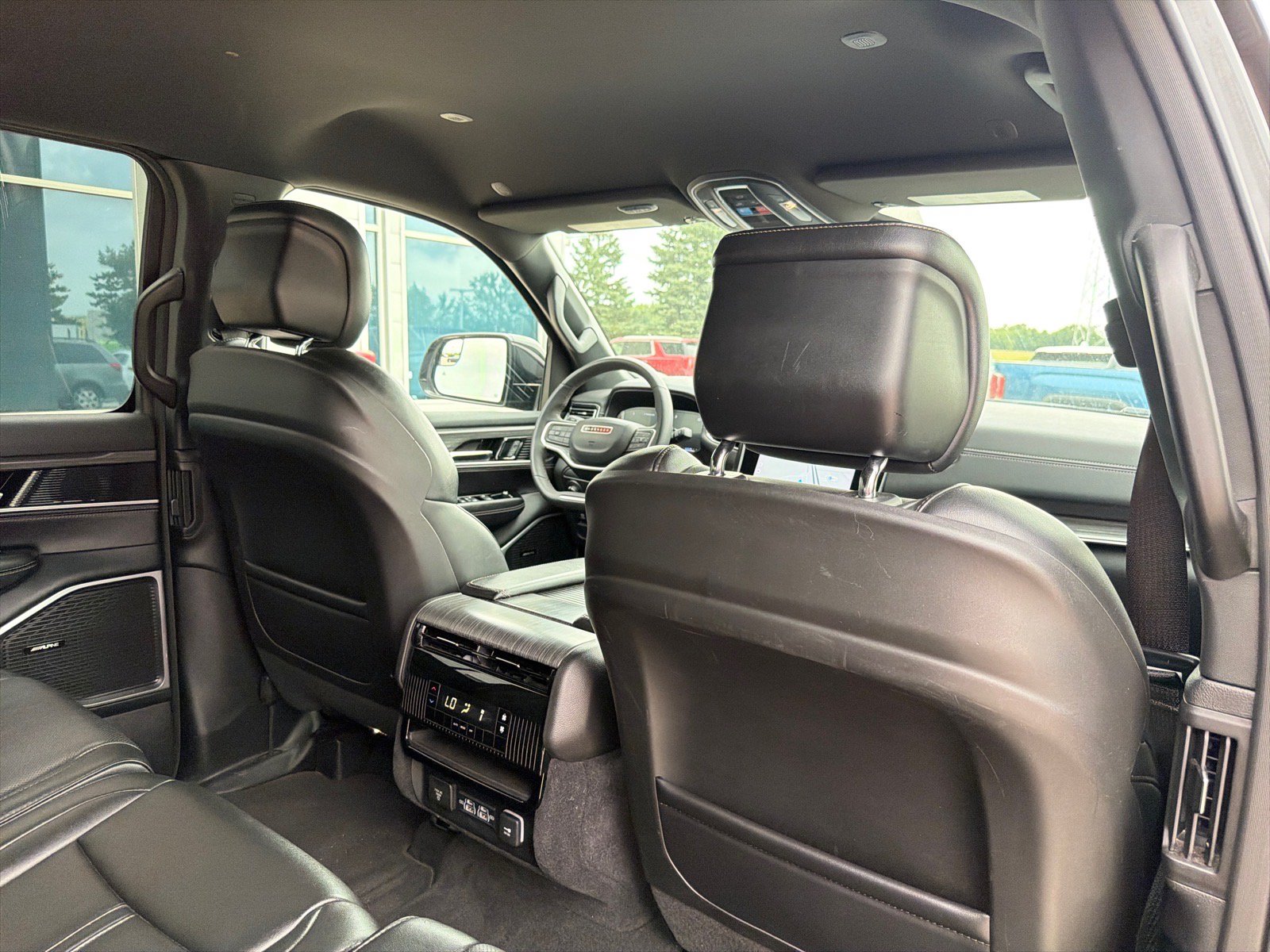 Used 2023 Jeep Wagoneer L Series II AWD/4WD image 28