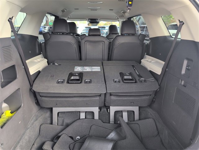 Used 2023 Kia Carnival LX image 29