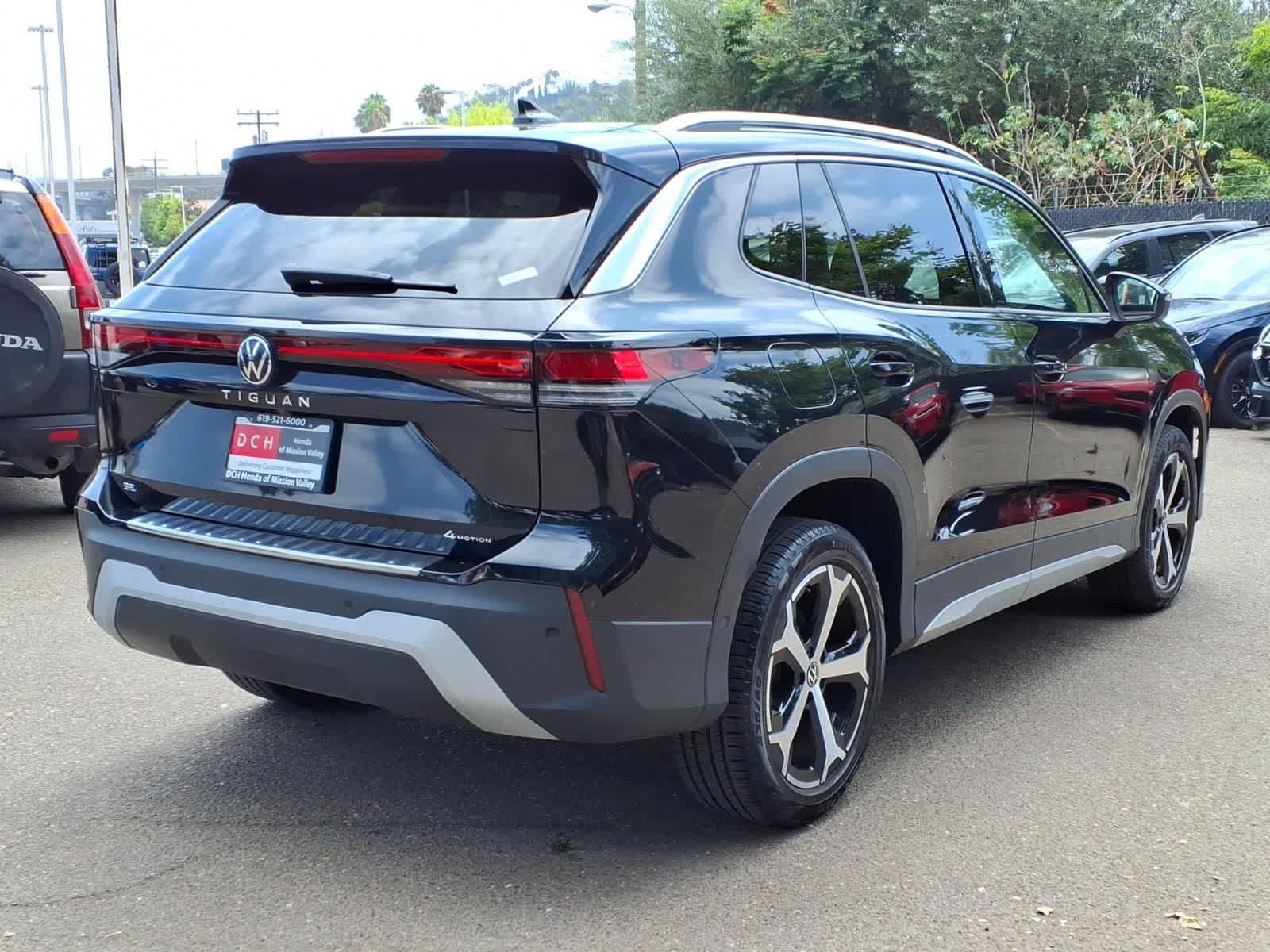 Used 2025 Volkswagen Tiguan SE AWD/4WD image 4