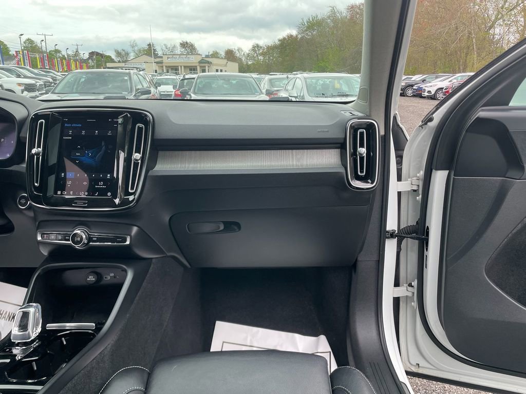 Used 2023 Volvo XC40 B5 Plus AWD/4WD image 27