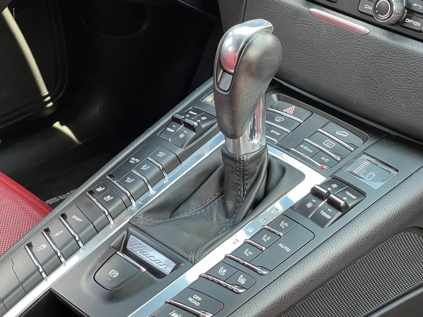 Certified 2015 Porsche Macan Turbo AWD/4WD image 37