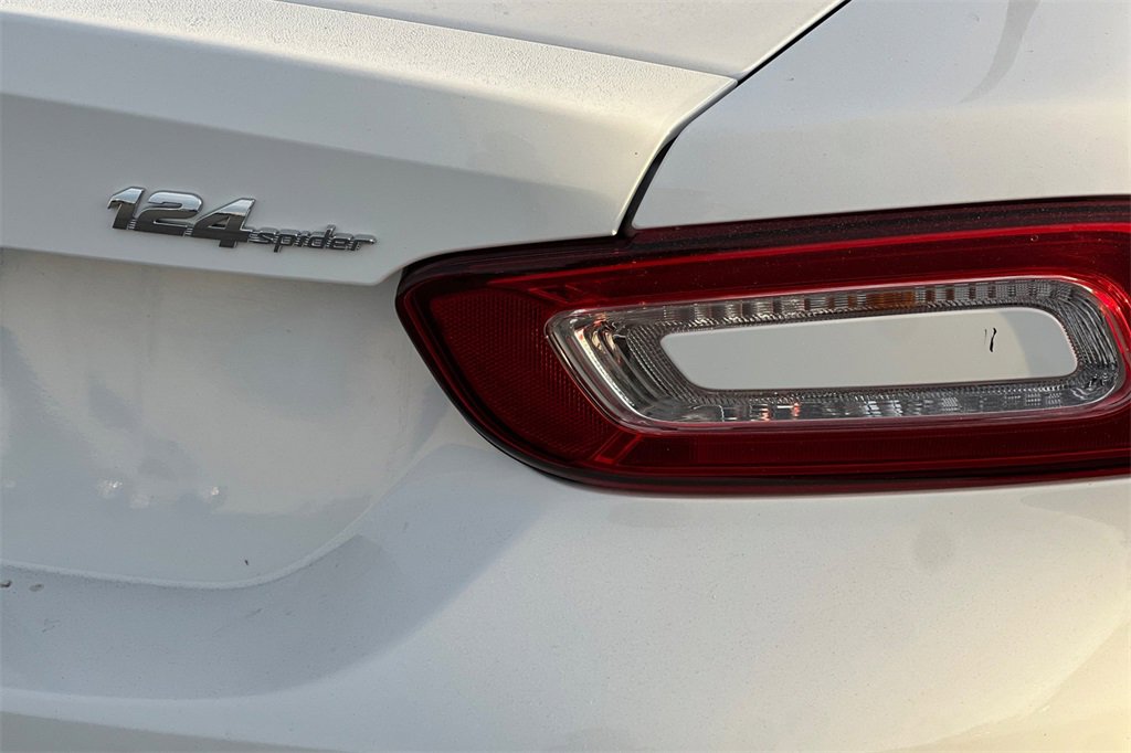 Used 2017 FIAT 124 Spider Classica image 25