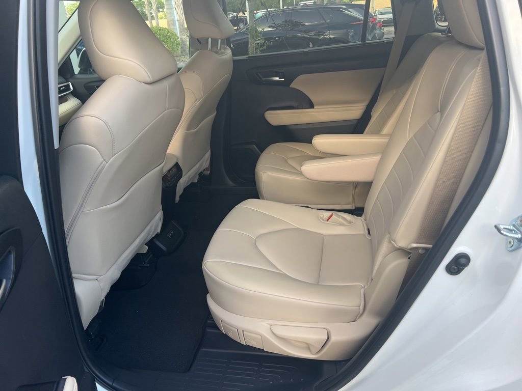 Certified 2025 Toyota Highlander XLE image 7