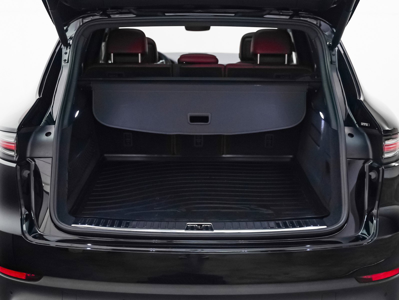 Certified 2022 Porsche Cayenne Platinum Edition w/ Premium Package Plus image 28