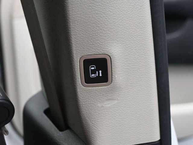 Used 2023 Chrysler Voyager LX image 29