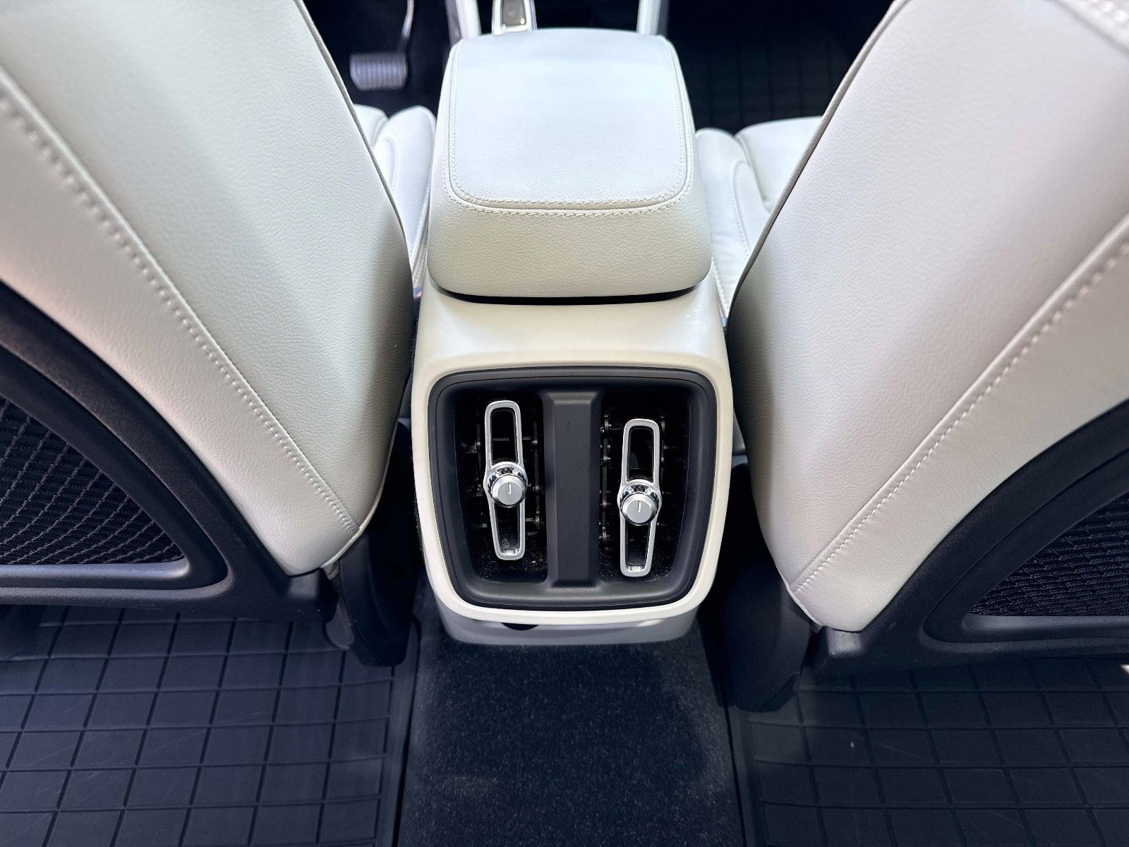 Used 2023 Volvo XC40 B4 Plus w/ Protection Package Premier FWD image 18