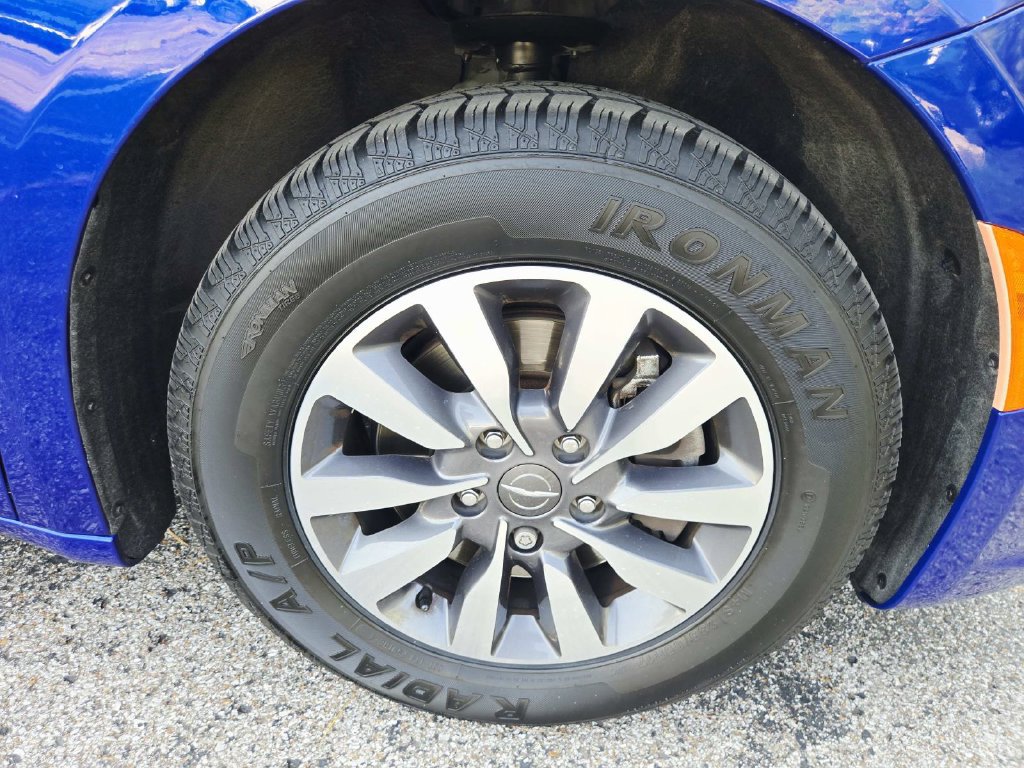 Used 2021 Chrysler Pacifica Touring-L FWD image 19