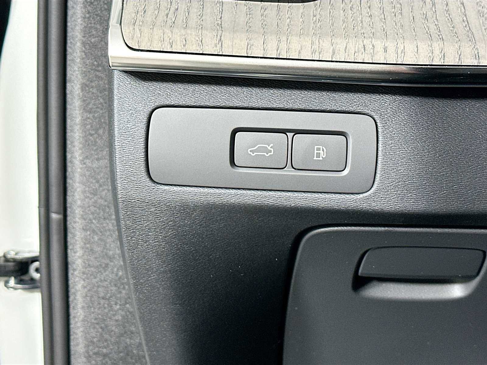 New 2025 Volvo XC90 T8 Plus w/ Protection Package Premier image 10