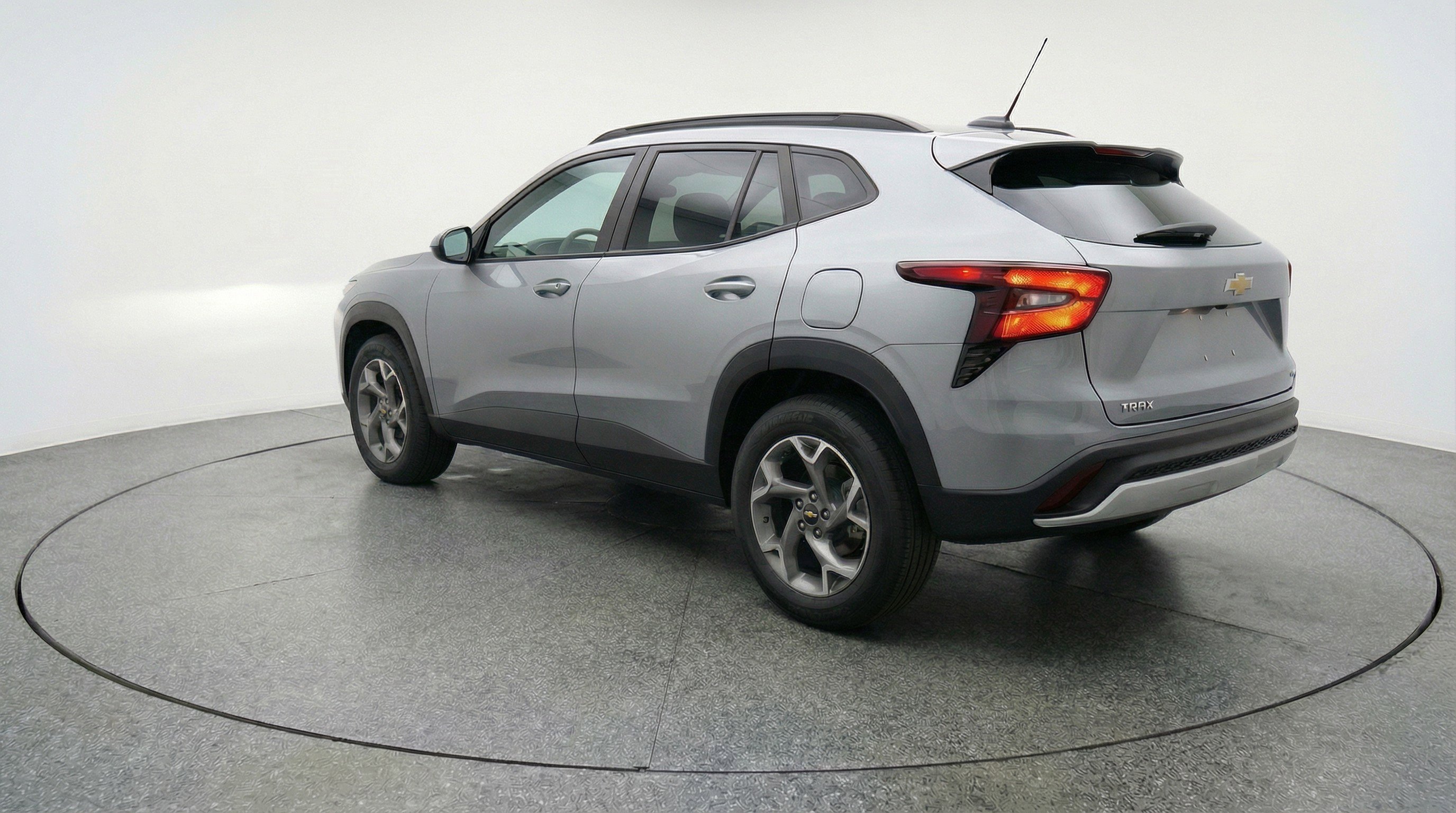 Used 2025 Chevrolet Trax LT w/ LT Convenience Package FWD image 6