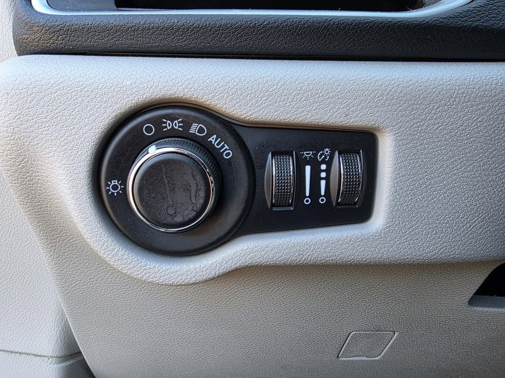 Used 2021 Chrysler Voyager Lxi image 14