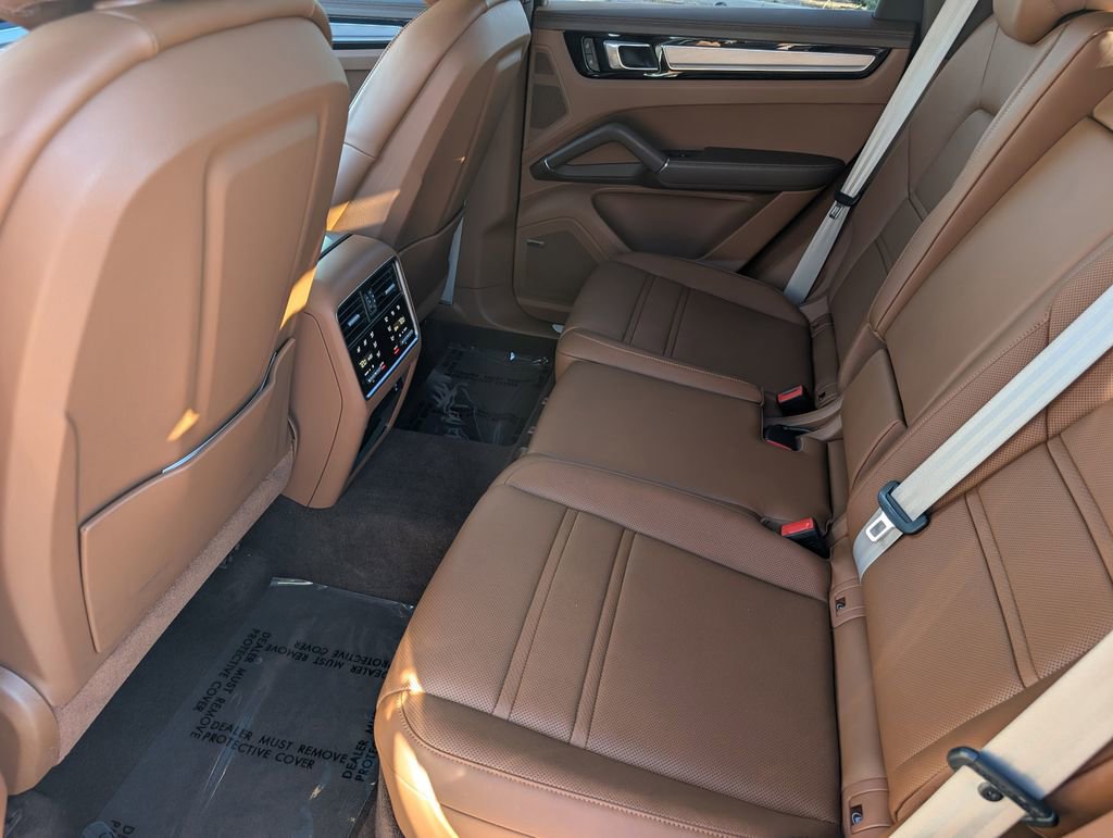 Used 2023 Porsche Cayenne Platinum Edition image 29