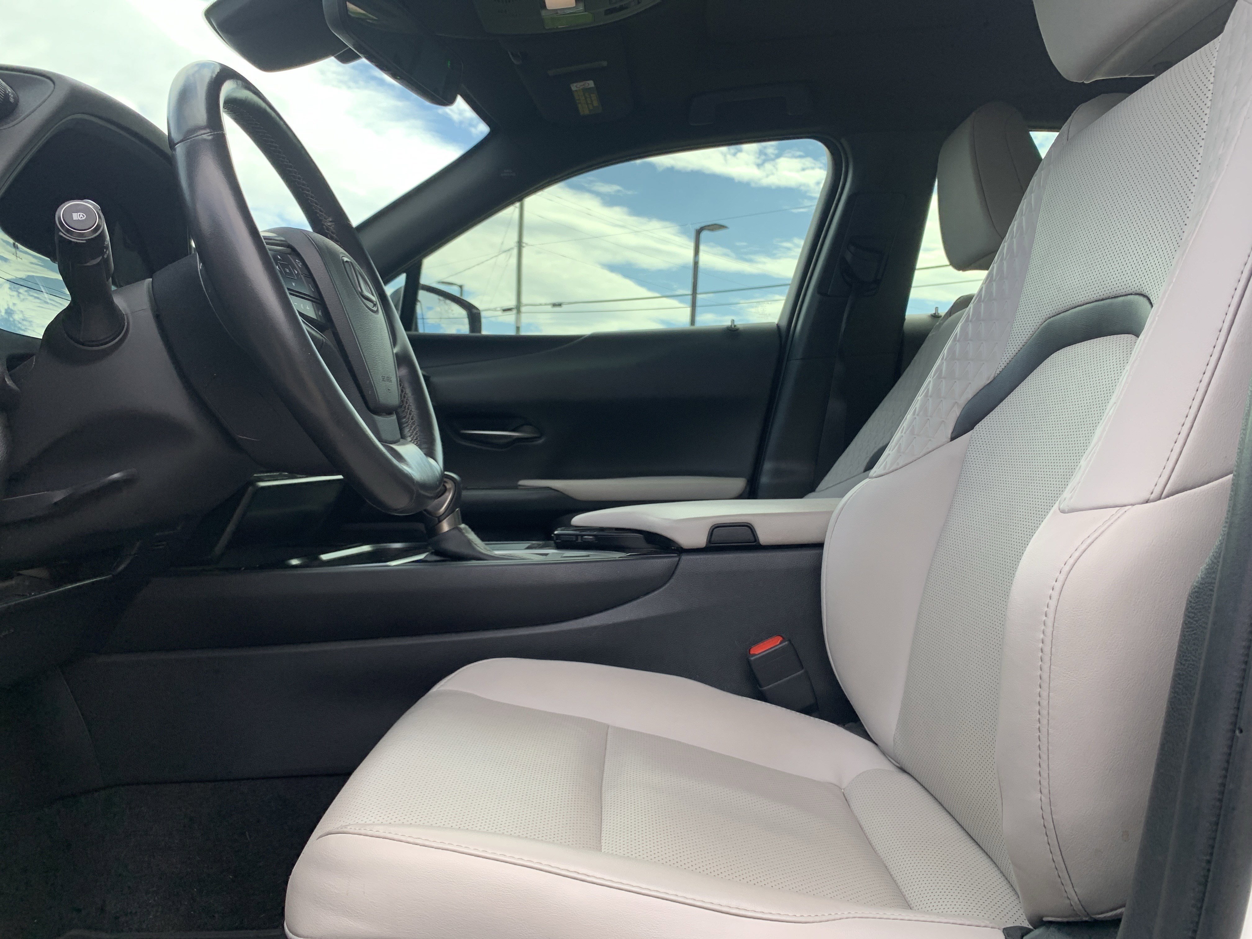 Used 2020 Lexus UX 200 w/ Premium Package image 16