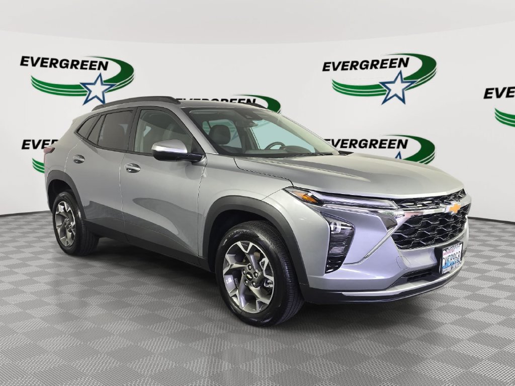 Used 2025 Chevrolet Trax LT w/ Driver Confidence Package FWD image 3