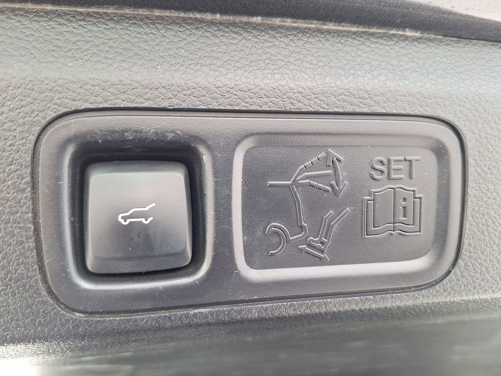 Used 2018 Ford Expedition XLT w/ Equipment Group 202A AWD/4WD image 32