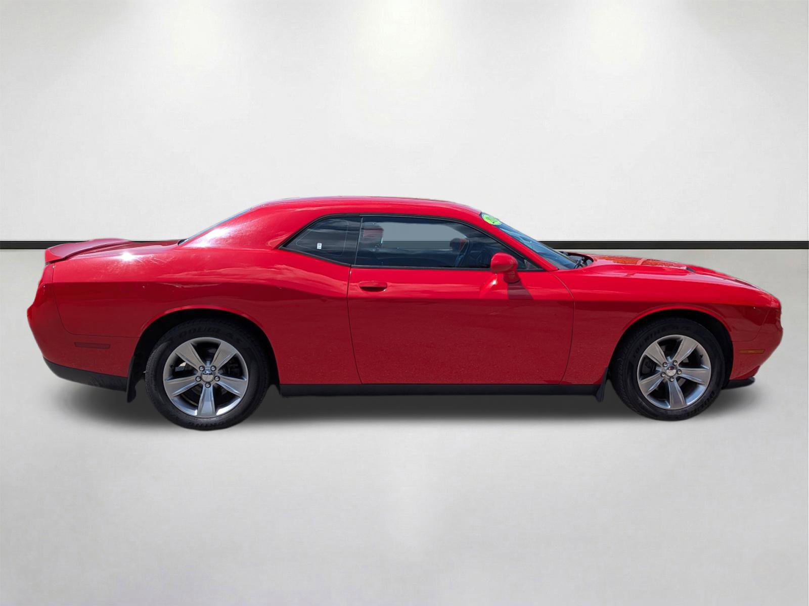 Used 2019 Dodge Challenger SXT image 3