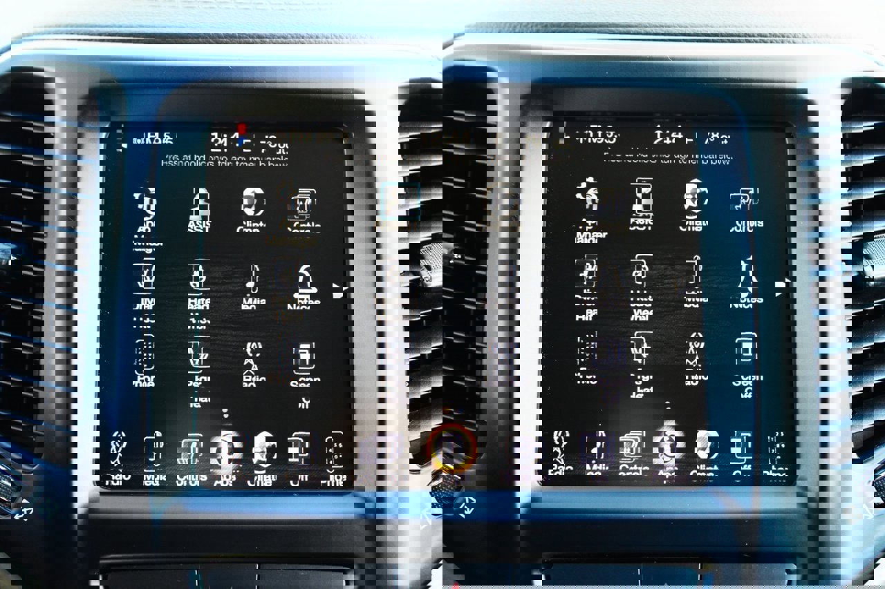 Used 2016 Jeep Cherokee Latitude w/ Cold Weather Group image 16