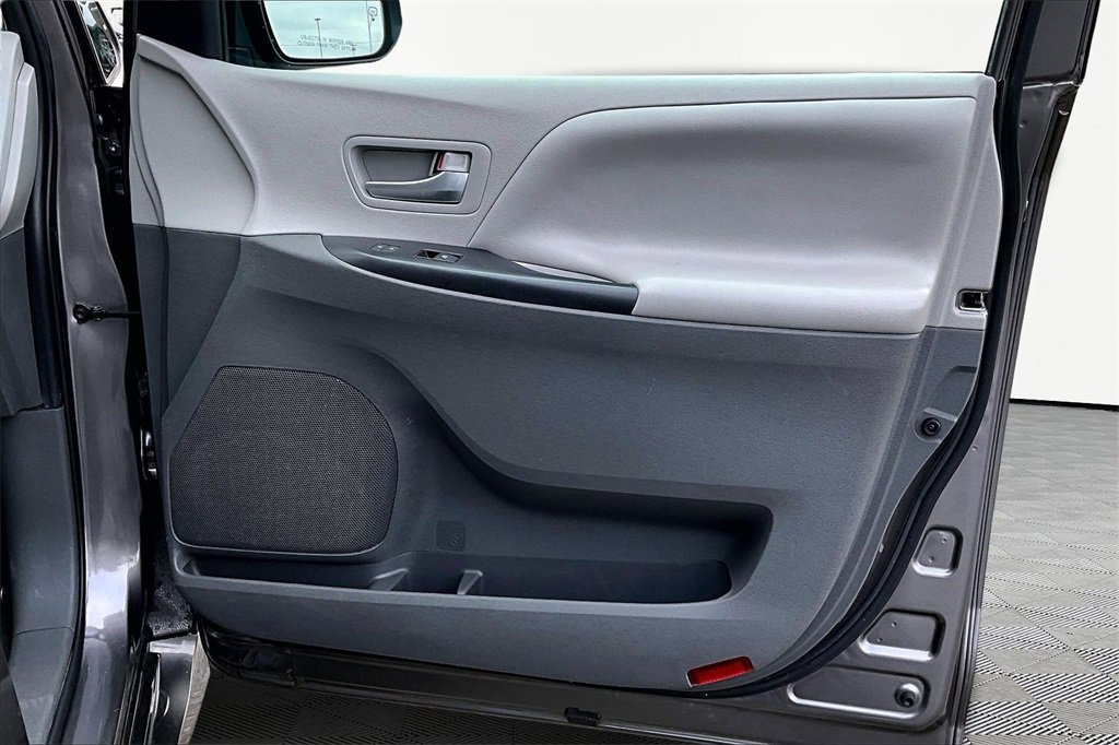 Used 2020 Toyota Sienna LE image 24