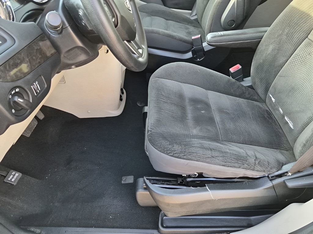 Used 2018 Dodge Grand Caravan SE w/ UConnect Hands-Free Group image 28