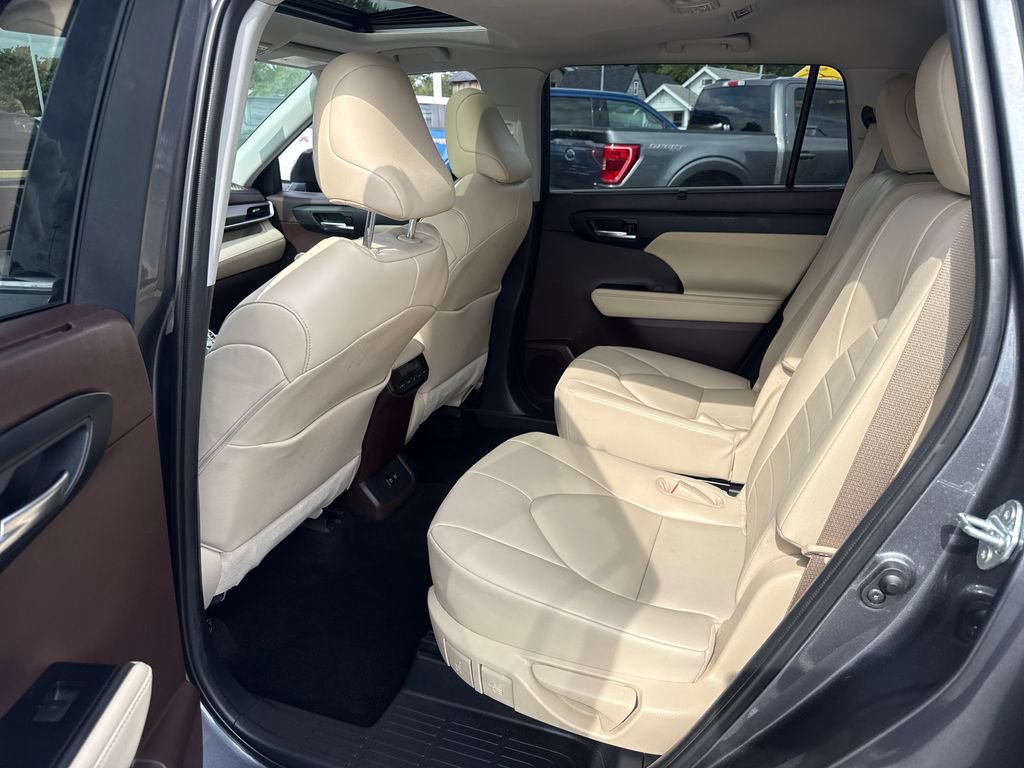 Used 2020 Toyota Highlander XLE AWD/4WD image 14