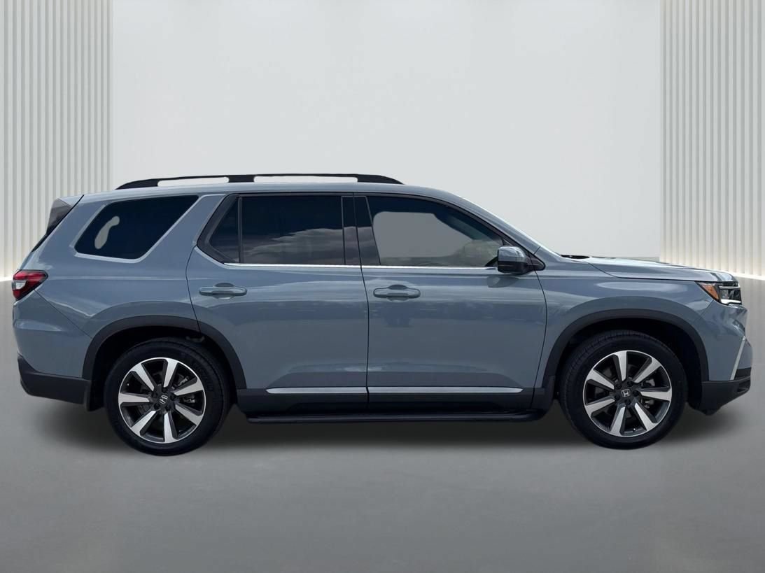 Used 2025 Honda Pilot Touring image 3